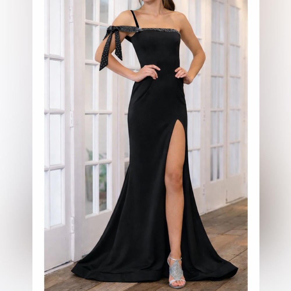 Ava Presley size 00 Elegant Black Off-Shoulder Evening Gown